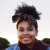 retrato-joven-sonriente-pie-contra-cielo_1048944-18803855